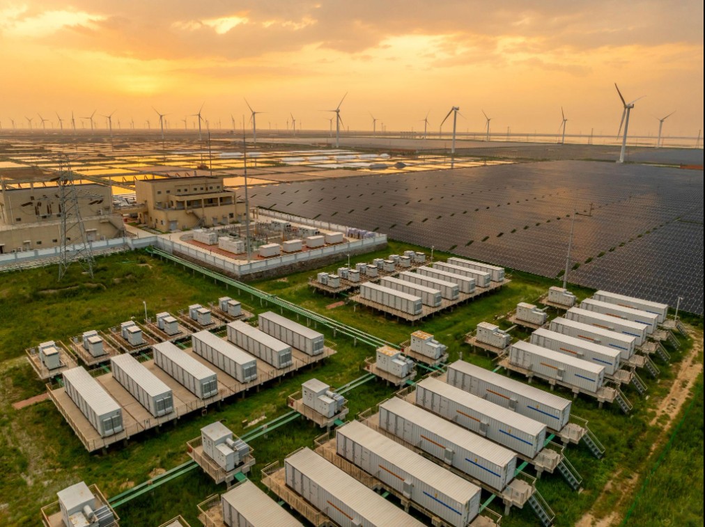 Parc solaire et éolien avec stockage batterie